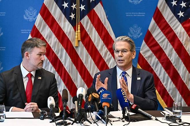 스콧 베선트 미국 재무장관(오른쪽)과 제이미슨 그리어 미국 무역대표부(USTR) 대표가 12일 스위스 제네바에서 미-중 고위급 관세 협상 결과를 기자들에게 설명하고 있다. 제네바/ AFP 연합뉴스
