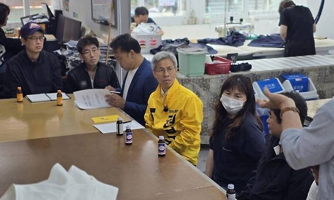 권영국 민주노동당 대통령 후보가 13일 서울 신당동의 한 봉제업체에서 노동자들과 이야기를 나누고 있다. 민주노동당 제공