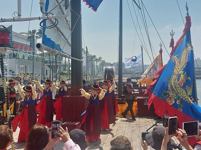 13일 입항식이 끝난 뒤 부산예술단 단원들이 전통검무를 통신사선 갑판에서 실연하고 있다. 노형석 기자