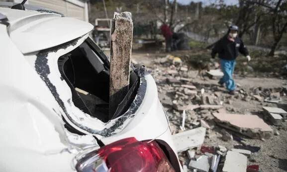 2017년 11월17일 오전 경북 포항시 북구 흥해읍 양백2리 인근 민가에서 한 주민이 지진 피해 복구 작업을 하고 있다. 연합뉴스