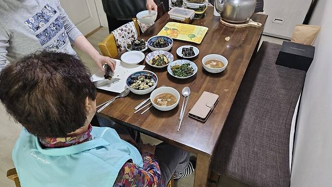 2025년 5월5일, 최지은씨와 입주 요양보호사가 최씨 어머니의 점심을 준비하고 있다. 서혜미 기자