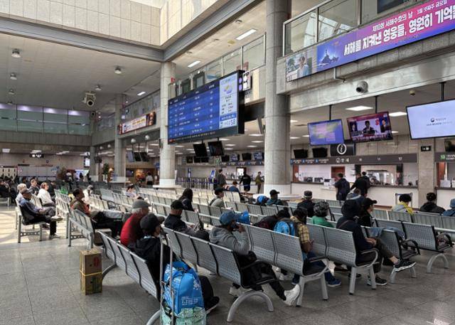 8일 인천 중구 인천항 연안여객터미널에서 섬 주민과 관광객, 군 장병 등이 여객선 승선 시간을 기다리고 있다. 이환직 기자