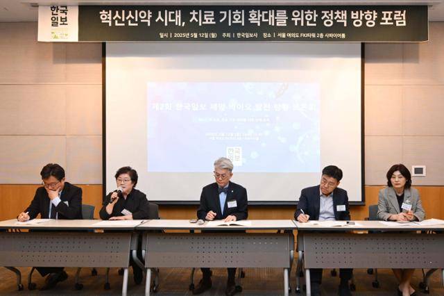 12일 서울 여의도 FKI타워에서 열린 한국일보 주최 '혁신신약 시대, 치료 기회 확대를 위한 정책 방향 포럼'에 참석한 패널들이 토론 발언을 하고 있다. 최주연 기자