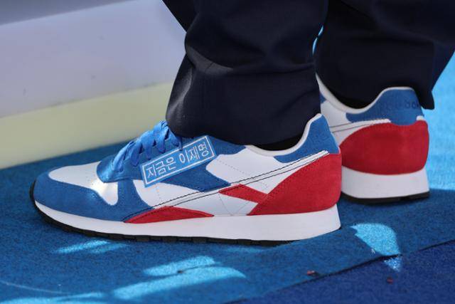 이재명 더불어민주당 대선 후보가 공식 선거운동 첫날인 12일 서울 중구 청계광장에서 열린 중앙선대위 출정식 및 첫 유세에서 지금은 이재명이라는 문구가 붙은 운동화를 신고 있다. 뉴스1