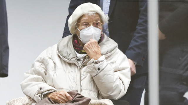 이름가르트 푸르히너는 2021년 나치 전범으로 기소돼 '살인 방조' 등 혐의로 만 98세 때인 2024년 2년 징역-집행유예 형을 선고받은 독일 여성이다. 그는 만 18세 때인 1943년 단치히 자유시 인근 나치 '슈투트호프 수용소'의 수용소장 비서 겸 타이피스트로 채용돼 약 22개월간 근무하며, 처형 대상 수감자 명단 등 공문서를 수발-타이핑한 혐의로 기소됐다. 이스라엘 언론은 그를 “홀로코스트(Holocaust) 범죄로 유죄 선고를 받은 어쩌면 마지막 인물”이라고 소개했다. 2022년 재판 당시의 푸르히너. AP 연합뉴스