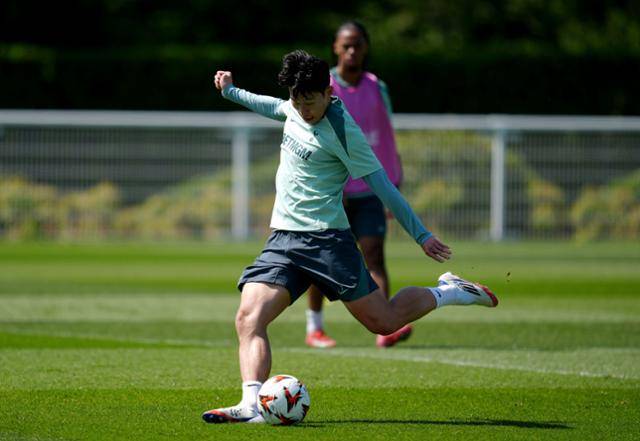 잉글랜드 프리미어리그(EPL) 토트넘의 주장 손흥민이 12일(현지시간) 영국 런던의 토트넘 홋스퍼 FC 트레이닝 그라운드에서 훈련에 임하고 있다. 런던=AP 연합뉴스