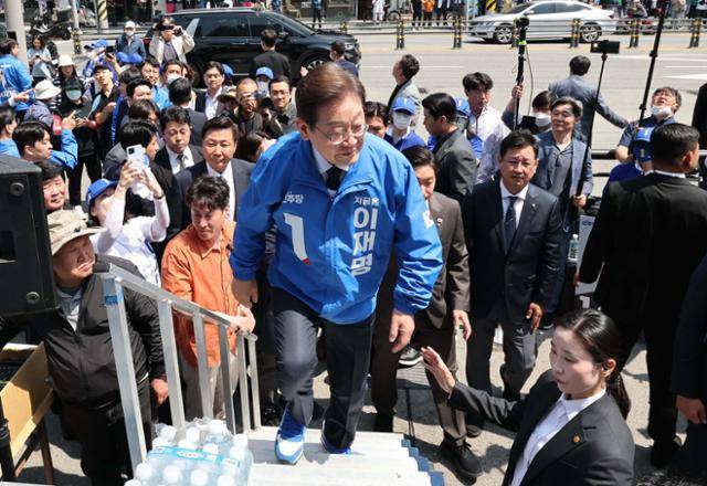 이재명 더불어민주당 대선 후보가 13일 경북 구미역 광장에서 열린 집중유세에 참석하기 위해 연단에 오르고 있다. 구미=고영권 기자
