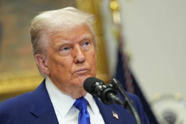 도널드 트럼프 미국 대통령이 12일 미국 워싱턴 백악관에서 기자회견을 하고 있다. 워싱턴=EPA 연합뉴스