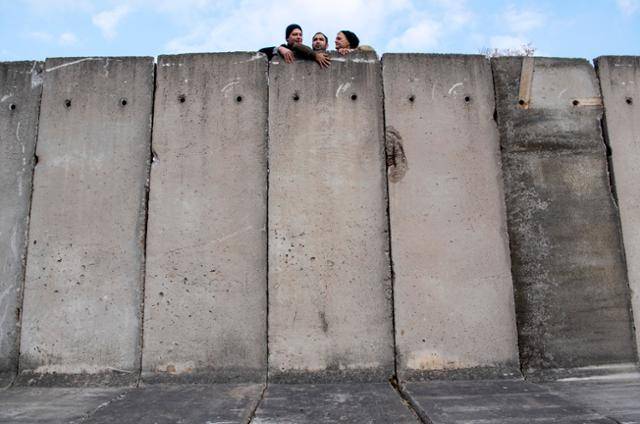 독일 바이마르의 국립극장에서 베를린 장벽 붕괴 30주년을 앞두고 열린 '함께 오르는 벽' 행사. 바이마르=AP 연합뉴스