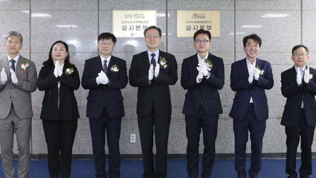 이형일(왼쪽 네 번째) 통계청장이 13일 인구주택총조사 및 농림어업총조사 실시본부 현판식에서 기념 촬영을 하고 있다. 통계청 제공