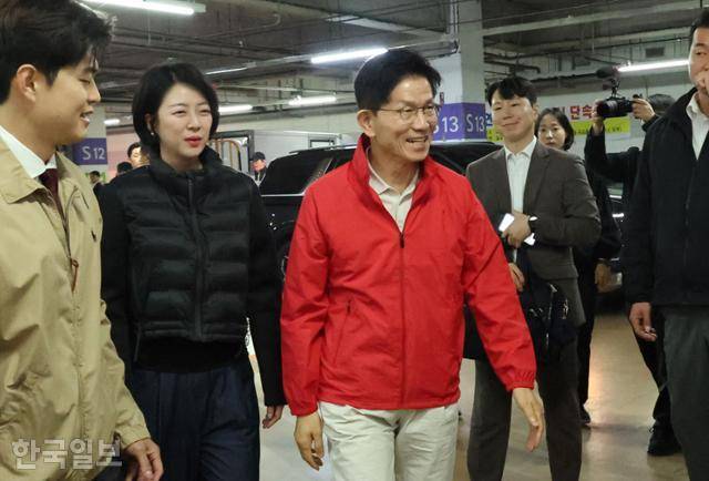 김문수(왼쪽에서 세 번째) 국민의힘 대선 후보가 6·3 대선 공식 선거운동 첫날인 12일 오전 서울 송파구 가락시장에 도착해 배현진(왼쪽에서 두 번째) 의원과 시장 방문을 하고 있다. 하상윤 기자