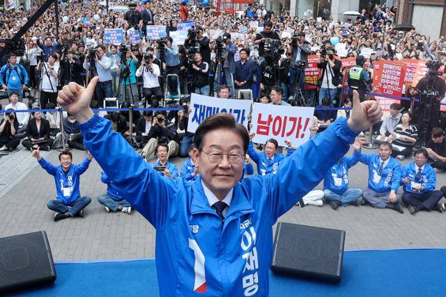 이재명 더불어민주당 대통령 후보가 진보 진영의 대표적 험지인 대구·경북(TK) 지역 유세에 돌입한 13일 대구 중구 동성로에서 연설을 마친 뒤 두 손을 번쩍 들고 있다. 대구=뉴스1
