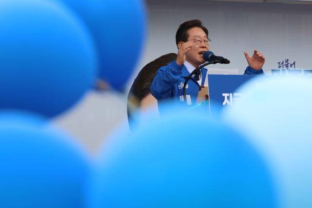 이재명 더불어민주당 대선 후보가 '보수의 텃밭'으로 불리는 대구·경북(TK) 지역 유세에 나선 13일 경북 포항시청 광장에서 시민들에게 지지를 호소하고 있다. 포항= 연합뉴스