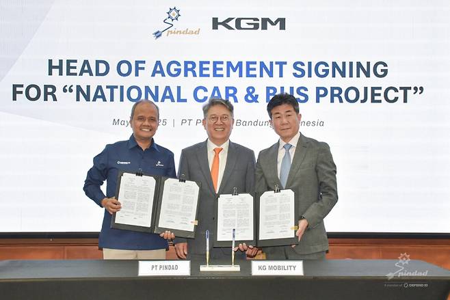 시깃 산토사(왼쪽부터) 핀다드 대표와 곽재선 KGM 회장, 황기영 KGM 대표이사가 기념 촬영을 하고 있다. KG모빌리티 제공