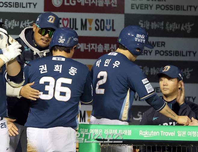 24일 오후 잠실야구장에서 열린 2025 프로야구 NC 와 LG 경기. NC 이호준 감독이 4회 서호철의 적시타때 득점하는 박민우 권희동을 반기고 있다. 잠실=정시종 기자 capa@edaily.co.kr /2025.04.24.