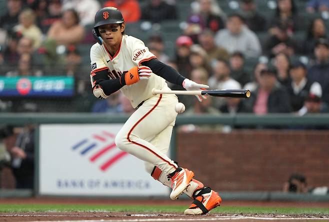 <yonhap photo-2746="">13일(한국시간) 메릴 켈리와의 맞대결 1회 첫 타석 번트를 시도하는 이정후. [AFP=연합뉴스]</yonhap>