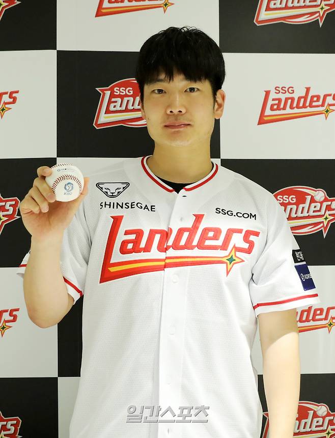 13일 인천 SSG-NC전에서 최정의 500번째 홈런공을 잡은 조상현 씨가 기념사진을 찍고 있다. SSG 제공