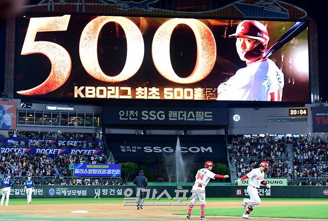 2025 KBO리그 프로야구 SSG 랜더스와 NC 다이노스의 경기가 13일 오후 인천SSG랜더스필드에서 열렸다. 6회말 2사 1루 최정이 KBO최초 통산 500호 홈런을 치고 베이스를 도는 동안 전광판에 역대 최정의 홈런 기록이 새겨지고 있다. 인천=김민규 기자 /2025.05.13/