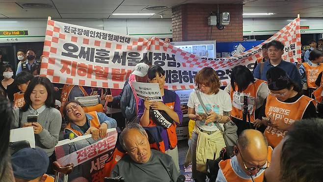 시위 중인 전국장애인차별철폐연대 활동가들