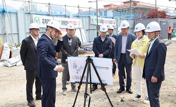전주시의회 결산검사위원들이 현장점검 활동을 펴고 있다. [사진=전주시의회 ]