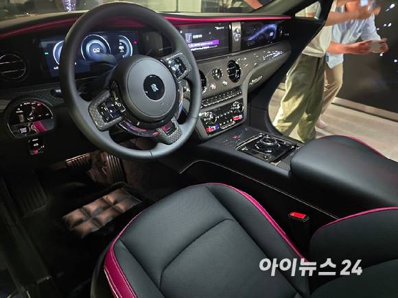 롤스로이스모터카 '블랙 배지 스펙터' 인테리어. [사진=김종성 기자]