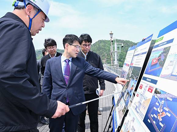 김정기 대구시장 권한대행이 안동댐을 둘러보고 있다 [사진=대구시]