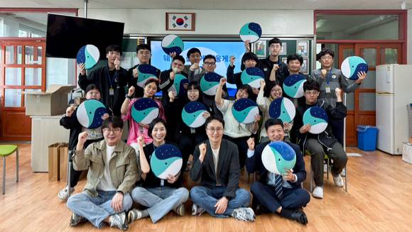 네이버 웨일팀과 광주선명학교 전공과 학생들이 기념 사진을 찍고 있다. [사진=네이버]