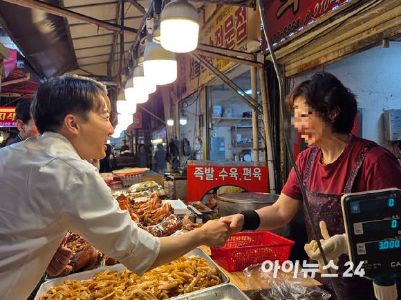 이준석 개혁신당 대선 후보가 13일 대구 칠성준석 개혁신당 대선 후보가 13일 대구 칠성시장을 찾아 시장 상인들과 인사를 나누고 있다. [사진=김주훈 기자]