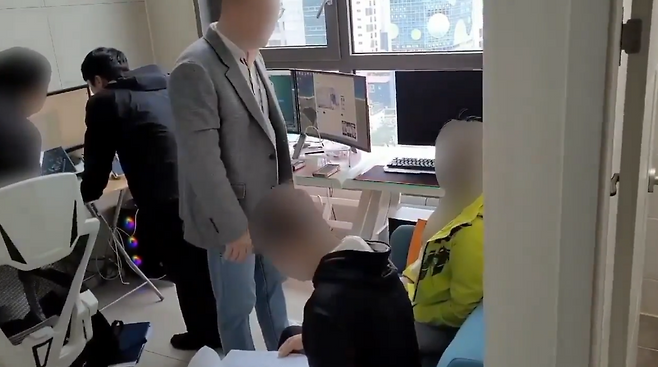 온라인 개인방송 플랫폼을 통해 불법 대리 도박을 한 피의자가 구속됐다. 사진은 경찰이 피의자 사무실 조사 모습.  (제주서부경찰서 제공)