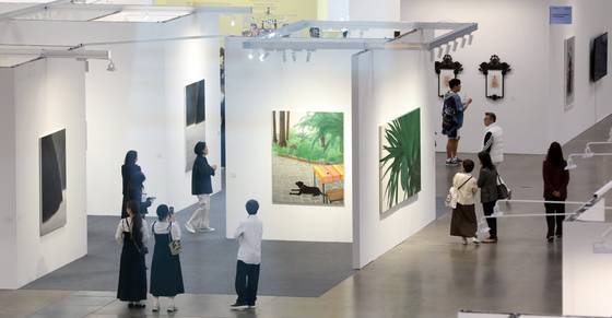 갤러리현대는 김보희의 풍경화만으로 부스를 꾸렸다. [뉴스1]