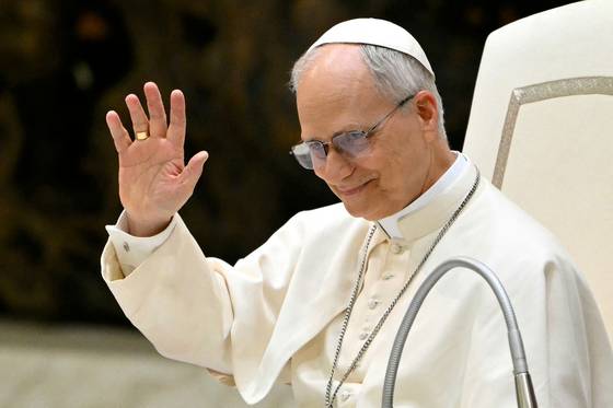 교황 레오 14세가 12일(현지시간) 바티칸 에서 열린 기자회견에 참석했다. [AFP=연합뉴스]