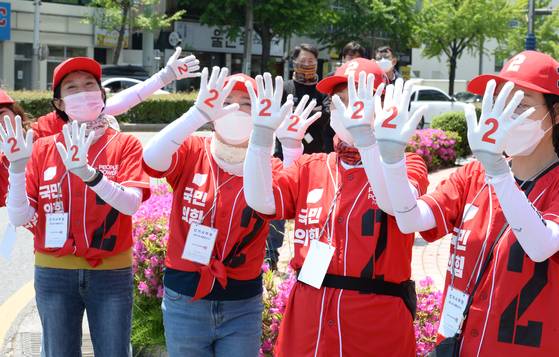 국민의힘 울산시당 선거운동원들이 12일 울산시 남구 태화로터리에서 출정식을 마친 뒤 김문수 후보 지지를 호소하고 있다. [뉴시스]