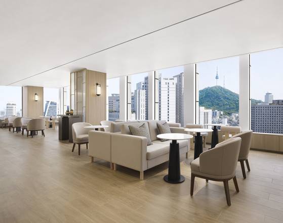 '더 22 남대문 베이커리' 내부 모습. N서울타워를 비롯해 탁 트인 전망을 자랑한다. 사진 코트야드 메리어트 서울 남대문