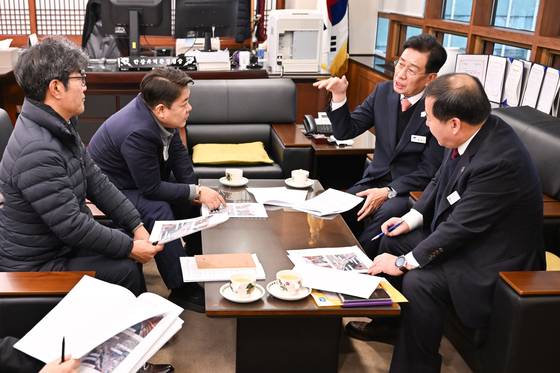 전진선 양평군수(오른쪽 두 번째)는 지난 1월 31일 한강유역환경청을 방문해 김동구 한강유역환경청장과 면담을 갖고 양평군의 주요 현안 해결을 위한 협력 방안을 논의했다. 사진 양평군