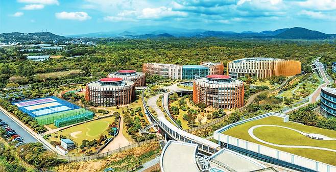 제주 브랭섬홀 아시아가 세계 최고 수준의 캠퍼스와 커리큘럼으로 글로벌 인재를 양성하고 있다. 오는 8월부터는 남학생도 시니어스쿨에 진학할 수 있고, 최대 10명에게 4년간 매년 1만 달러를 지원하는 장학제도가 도입된다. [사진 브랭섬홀 아시아]