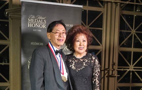 홍희경 전 미국 워싱턴 민주평통 회장(왼쪽)이 지난 10일(현지시간) 뉴욕에서 열린 ‘2025 엘리스 아일랜드 메달’ 수여식에서 올해의 엘리스 아앨랜드 메달을 수상한 뒤 배우자와 함께 기념사진을 찍고 있다. 사진 엘리스 아일랜드 아너스 소사이어티