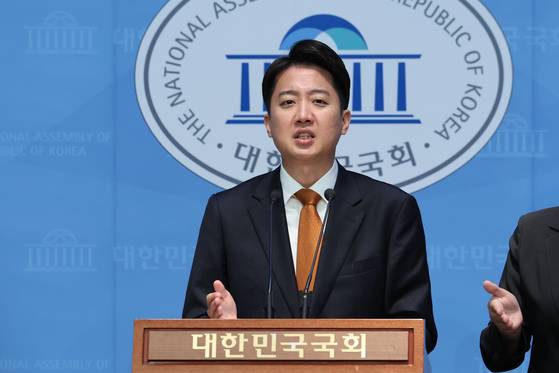 제21대 대통령선거 공식 선거운동 첫날인 12일 오전 이준석 개혁신당 대선 후보가 서울 여의도 국회 소통관에서 열린 선거 구상 발표 기자회견에서 발언하고 있다. 뉴시스