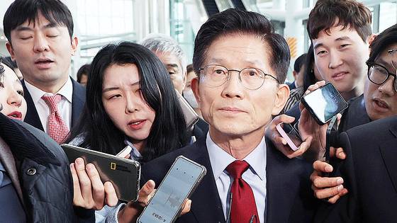 국민의힘 김문수 대선 후보가 6일 아시아태평양경제협력체(APEC) 회의장인 경북 경주시 경주화백컨벤션센터에서 후보 일정을 중단하고 서울로 올라가 현안 문제에 대한 대책을 마련하겠다고 밝힌 뒤 회의장을 떠나고 있다. 연합뉴스