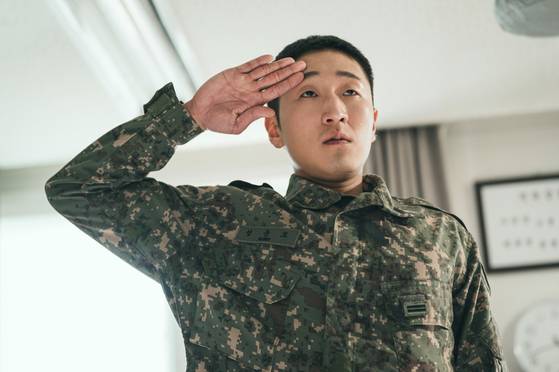 우여곡절 끝에 부대에 복귀한 역대급 빌런 성윤모 일병(김현규). 사진 스튜디오 지니