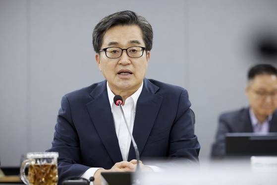 지난달 29일 오후 김동연 경기도지사가 경기도청 서희홀에서 열린 도정점검회의에서 인사말을 하고 있다. 경기도청