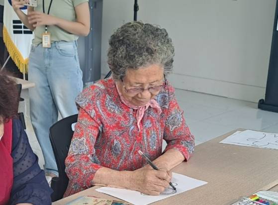 박경자씨가 복지관에서 시화전에 낼 작품을 준비하고 있다. 사진 박경자