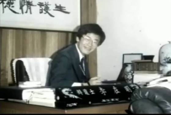 이재명 더불어민주당 대선 후보가 1989년 변호사로 개업한 직후의 모습. 그의 뒤로 '민생변호 세정평온'이라고 적힌 액자가 걸려 있다. 이재명은 성남시장에 당선되기 전까지 자신의 변호사 사무실에서 이 액자를 떼지 않았다. 사진 이재명 블로그