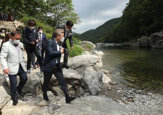 이재명 더불어민주당 대선 후보가 경기지사이던 2021년 5월 26일 오후 경기 가평군 용소폭포에서 열린 경기도 청정계곡 생활 SOC 준공식에서 불법 시설물이 철거된 계곡을 살펴보고 있다. 뉴스1