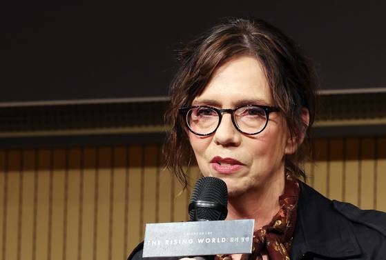 작곡을 맡은 메리 핀스터러(사진). 그는 기자간담회에서 "오페라를 만들 때 언어가 중요하다고 생각한다"며 "'죽은 언어'라고도 불리는 라틴어를 자주 활용하는데, 시간에 국한 받지 않는 언어라고 본다. 라틴어 기반의 영어를 사용한 이유"라고 전했다. 그는 "한국어가 얼마나 아름다운 언어인지도 소개할 수 있을 거라고 생각했다"며 한국어가 메아리치는 느낌으로 들려오는 장면 또한 있다고 밝혔다. 뉴스1