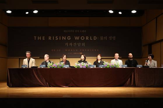 13일 오전 예술의전당 음악당 인춘아트홀에서 진행된 기자간담회엔 (왼쪽부터)지휘자 스티븐 오즈굿, 무대연출 스티븐 카르, 작곡가 메리 핀스터러, 장인역할의 메조소프라노 김정미, 공주역할의 소프라노 황수미, 제자역할의 테너 로빈 트리츌러, 왕역할의 베이스바리톤 애슐리 리치, 통역 소은정씨가 자리했다. 사진 예술의전당