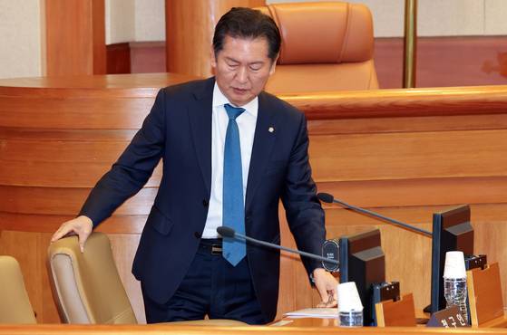 정청래 국회 법사위원장이 13일 서울 종로구 헌법재판소에서 열린 고발사주의혹으로 탄핵소추된 손준성 대구고검 차장(검사장)의 첫 정식 변론기일에 출석해 있다. 뉴스1