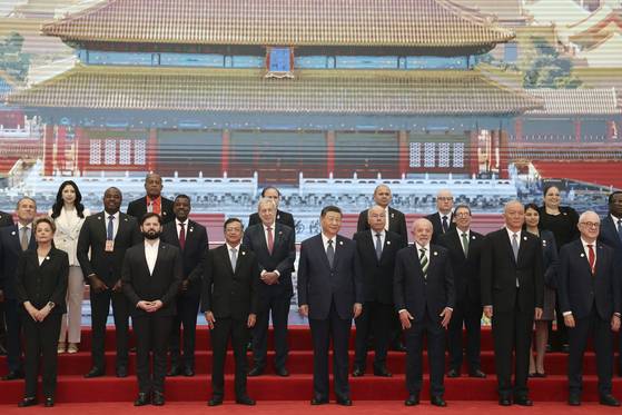 13일 베이징 국가회의중심에서 열린 중국·라틴아메리카 및 카리브해 국가 공동체 포럼 제4회 장관급 회의 개막식에서 시진핑 중국 국가 주석 및 각국 정부 요인들이 기념사진을 찍고 있다. AP=연합뉴스