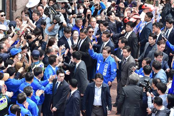 이재명 더불어민주당 대선 후보가 13일 오후 대구 중구 동성로에서 열린 집중 유세에서 지지자들에게 인사하고 있다. 김성룡 기자
