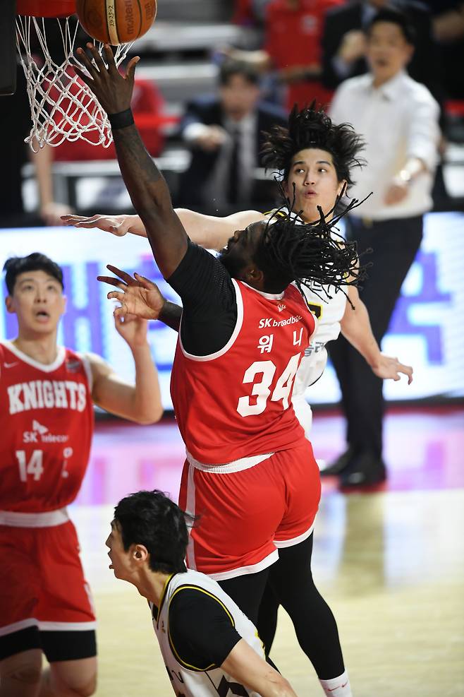 프로농구 서울 SK의 자밀 워니가 골밑슛을 쏘고 있다. [사진 KBL]