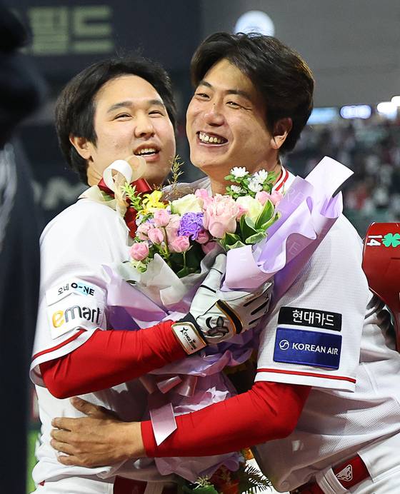 13일 인천 NC전에서 통산 500홈런을 때려내는 최정(왼쪽)과 그를 축하하는 김광현. 연합뉴스